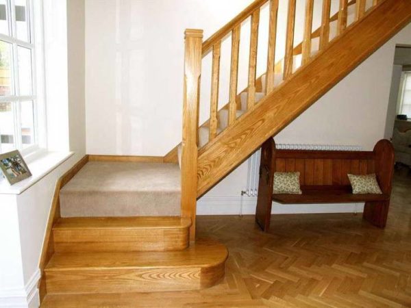 Деревянная лестница с площадкой из дуба, ЛС-001
