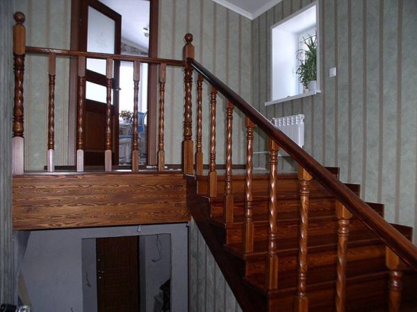 Деревянная лестница с площадкой из дуба, ЛС-001