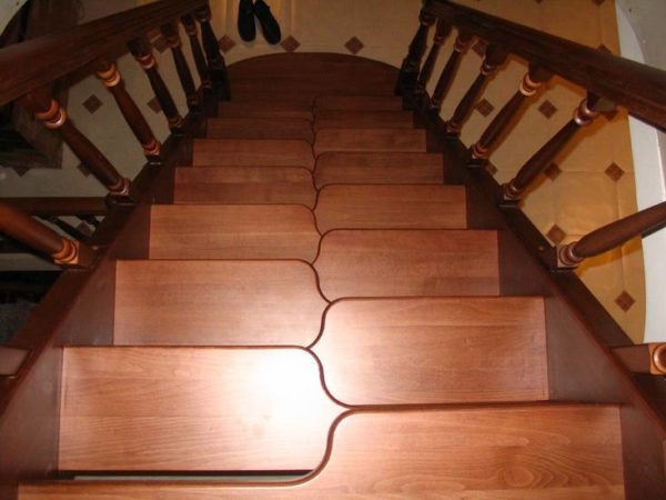Деревянная лестница с поворотом из дуба, ЛС-016