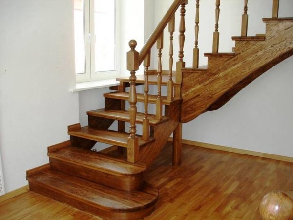 Деревянная прямая лестница на металлокаркасе, ЛС-046