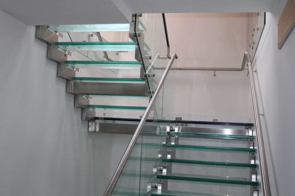 Деревянная П-образная лестница из бука, ЛС-076
