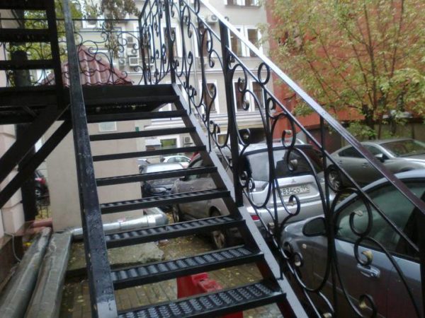 Металлическая наружная лестница на косоуре, ЛС-119
